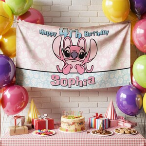 Op de afbeelding: Een roze banner met de tekst "Happy 4th Birthday Sophia" en een stripfiguur. De banner is versierd met ballonnen in verschillende kleuren, een taart en ingepakte cadeaus. De tafel is bedekt met een rood-wit geruit tafelkleed.