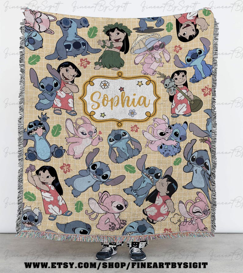Puede incluir: Una manta beige con los personajes de dibujos animados Stitch y Lilo. La manta tiene una etiqueta personalizada con el nombre "Sophia". La manta tiene un borde con flecos. La URL de la tienda Etsy est&aacute; en la parte inferior.