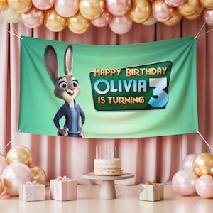 Puede incluir: Una pancarta de cumplea&ntilde;os verde con el personaje Judy Hopps de Zootopia y el texto "Happy Birthday Olivia 3". La escena incluye globos dorados y rosas, una tarta con velas y regalos envueltos. La pancarta est&aacute; colgada para una fiesta.
