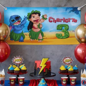 Pu&ograve; includere: Una scena di festa di compleanno con uno striscione con Stitch e Lilo. Il tavolo ha una torta con un fulmine, cupcake e bicchieri a tema supereroi. Palloncini rossi e dorati completano l'arredamento festivo. Lo striscione dice "Charlotte 3".
