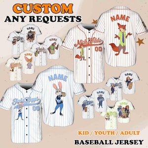 Puede incluir: Una colecci&oacute;n de camisetas de b&eacute;isbol personalizables con personajes de la pel&iacute;cula animada Zootopia. Las camisetas est&aacute;n disponibles en una variedad de colores y tama&ntilde;os, y se pueden personalizar con un nombre y un n&uacute;mero. Las camisetas son perfectas para los fans de la pel&iacute;cula o cualquier persona que busque una prenda &uacute;nica y elegante.