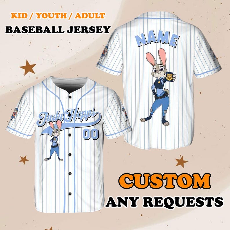 Puede incluir: Un jersey de b&eacute;isbol blanco con rayas azules y una imagen de dibujos animados de Judy Hopps de Zootopia. El jersey tiene el texto "Judy Hopps" y el n&uacute;mero "00" en la parte delantera. La parte posterior del jersey tiene el texto "NAME" en &eacute;l.
