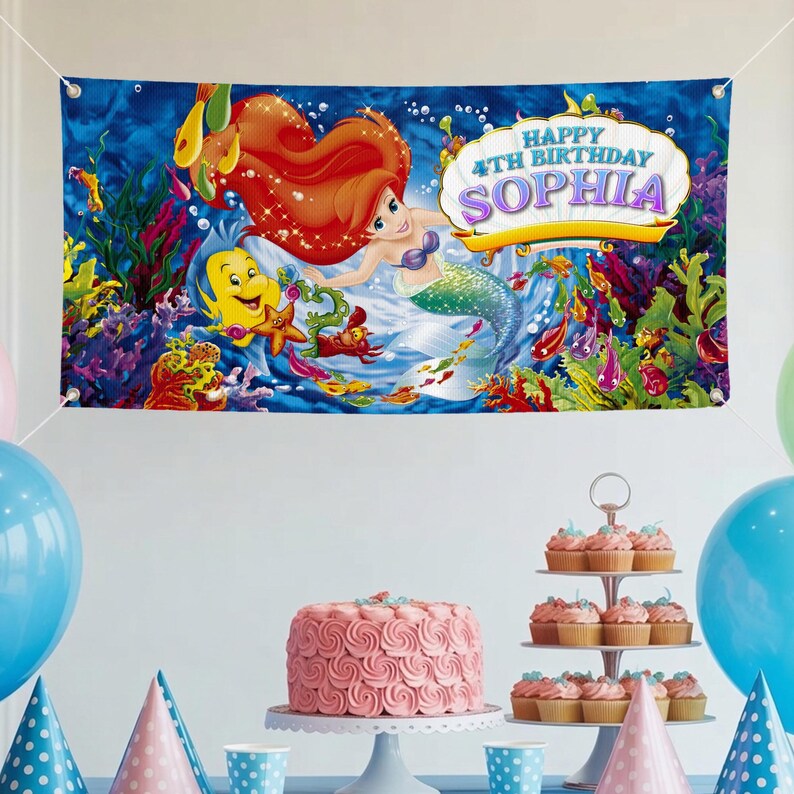 K&ouml;nnte beinhalten: Ein farbenfrohes Banner mit einer Meerjungfrau-Illustration, Meeresbewohnern und dem Text "Happy 4th Birthday Sophia". Der blaue Hintergrund und die lebendigen Details machen es zu einer idealen Geburtstagsdekoration. Das Banner hat einen wei&szlig;en Rand.