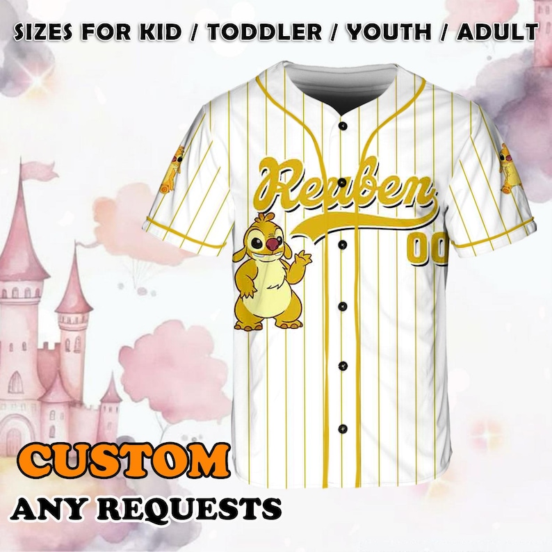 Puede incluir: Jersey de b&eacute;isbol blanco con rayas amarillas y un personaje de dibujos animados. El jersey tiene el nombre "Reuben" y el n&uacute;mero "00" en la espalda. El texto "CUSTOM ANY REQUESTS" est&aacute; en la parte inferior de la imagen.