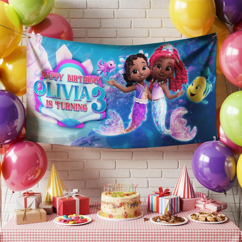 Peut inclure: Sc&egrave;ne de f&ecirc;te d'anniversaire avec une banni&egrave;re indiquant "Happy Birthday Olivia is Turning 3". La banni&egrave;re pr&eacute;sente deux personnages de sir&egrave;nes. La table est dress&eacute;e avec un g&acirc;teau, des cadeaux et des ballons color&eacute;s.
