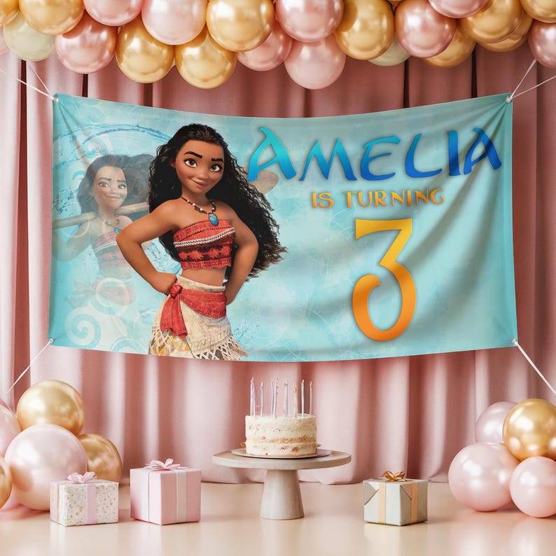 K&ouml;nnte beinhalten: Ein Geburtstagsbanner mit dem Namen "Amelia" und der Zahl "3" in Orange. Das Banner zeigt eine Zeichentrickfigur in einem rot-wei&szlig;en Outfit. Der Hintergrund ist hellblau mit einem floralen Design. Ein Kuchen und Geschenke befinden sich vor dem Banner.