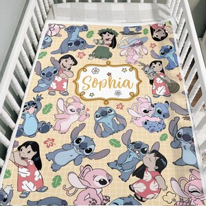 Puede incluir: Una manta para beb&eacute; con un patr&oacute;n repetido de personajes de dibujos animados en varias poses. La manta tiene un fondo amarillo con un patr&oacute;n de cuadr&iacute;cula. El nombre "Sophia" se muestra en un marco decorativo.