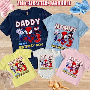 K&ouml;nnte beinhalten: Eine Auswahl an Spider-Man-Geburtstagsshirts und einem Body. Die Shirts sind marineblau, hellblau, gelb und rosa, mit den W&ouml;rtern "Daddy", "Mommy", "Brother" und "Sister". Der Body tr&auml;gt die Aufschrift "Peter". Alle Shirts sagen "Of The Birthday Boy".