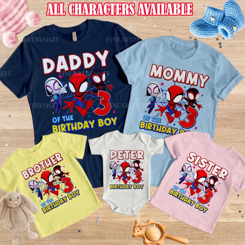 K&ouml;nnte beinhalten: Eine Auswahl an Spider-Man-Geburtstagsshirts und einem Body. Die Shirts sind marineblau, hellblau, gelb und rosa, mit den W&ouml;rtern "Daddy", "Mommy", "Brother" und "Sister". Der Body tr&auml;gt die Aufschrift "Peter". Alle Shirts sagen "Of The Birthday Boy".