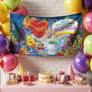 K&ouml;nnte beinhalten: Geburtstagsparty-Szene mit einem Banner mit einer Meerjungfrau und dem Text "Happy 4th Birthday Sophia". Bunte Luftballons, Geschenke, Kuchen und Partyh&uuml;te auf einem Tisch mit einer rot-wei&szlig; karierten Tischdecke.