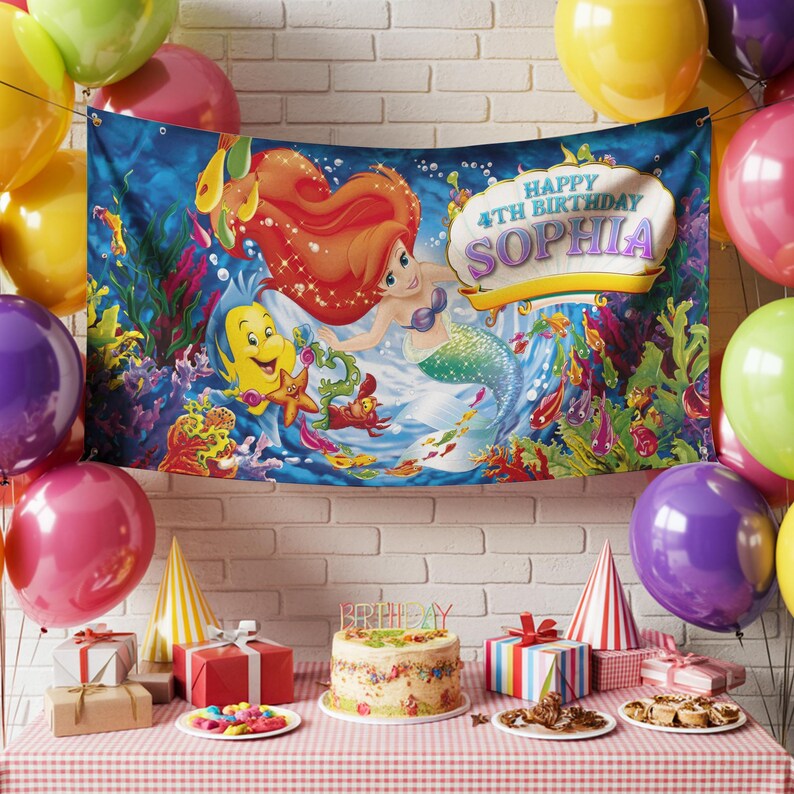 K&ouml;nnte beinhalten: Geburtstagsparty-Szene mit einem Banner mit einer Meerjungfrau und dem Text "Happy 4th Birthday Sophia". Bunte Luftballons, Geschenke, Kuchen und Partyh&uuml;te auf einem Tisch mit einer rot-wei&szlig; karierten Tischdecke.