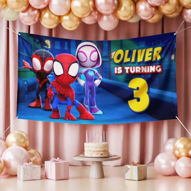 K&ouml;nnte beinhalten: Ein Banner mit der Aufschrift "Oliver wird 3" und Cartoonfiguren. Die Szene umfasst goldene und rosa Luftballons, einen Kuchen mit Kerzen und verpackte Geschenke. Der Banner ist der Mittelpunkt.