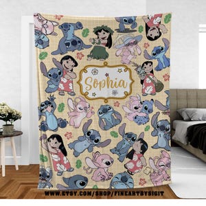 Puede incluir: Una manta beige con un patr&oacute;n repetido de personajes de dibujos animados y detalles florales. La manta tiene un dise&ntilde;o central con el nombre "Sophia" en un marco decorativo. La URL de la tienda de Etsy es visible en la parte inferior.