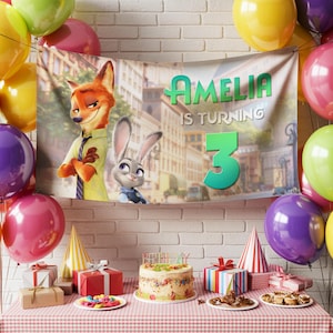 Pu&ograve; includere: Una scena di festa di compleanno con uno striscione con i personaggi di Zootropolis. Lo striscione recita "Amelia compie 3". Palloncini colorati, regali, una torta e cappellini decorano il tavolo. La scena &egrave; ambientata contro un muro di mattoni.