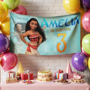 K&ouml;nnte beinhalten: Eine Geburtstagsparty-Szene mit einem Banner mit einer Zeichentrickfigur und dem Text "AMELIA WIRD 3". Das Banner ist von bunten Luftballons umgeben. Ein Tisch ist mit Kuchen, Geschenken und Partyzubeh&ouml;r gedeckt.