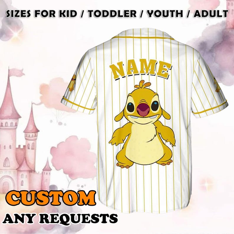 Puede incluir: Jersey de b&eacute;isbol blanco con rayas amarillas y un personaje de dibujos animados en la espalda. El personaje es amarillo con ojos azules y una nariz rosa. El texto "NAME" est&aacute; por encima del personaje. El texto "CUSTOM ANY REQUESTS" est&aacute; en la parte inferior del jersey.
