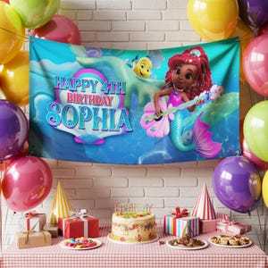 K&ouml;nnte beinhalten: Eine Geburtstagsparty-Szene mit einem Banner mit der Aufschrift "Happy 4th Birthday Sophia". Das Banner zeigt eine Meerjungfrau, die Gitarre spielt. Bunte Luftballons, Geschenke, ein Kuchen und Partyh&uuml;te schm&uuml;cken den Tisch. Das Thema ist eine Meerjungfrau-Geburtstagsparty.