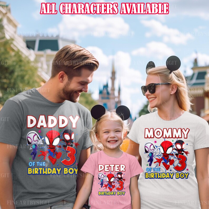 K&ouml;nnte beinhalten: Familien-T-Shirts mit Spider-Man-Charakteren. Das graue Shirt tr&auml;gt die Aufschrift "DADDY", das wei&szlig;e Shirt "MOMMY" und das rosa Shirt "PETER". Alle Shirts haben die Zahl "3" und den Text "OF THE BIRTHAY BOY".