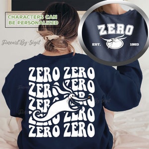 Puede incluir: Una sudadera azul marino con un gr&aacute;fico blanco de Zero, el perro fantasma de Pesadilla antes de Navidad, volando con un cigarrillo encendido. El texto "ZERO ZERO ZERO ZERO ZERO ZERO" est&aacute; impreso en blanco en la parte posterior de la sudadera.