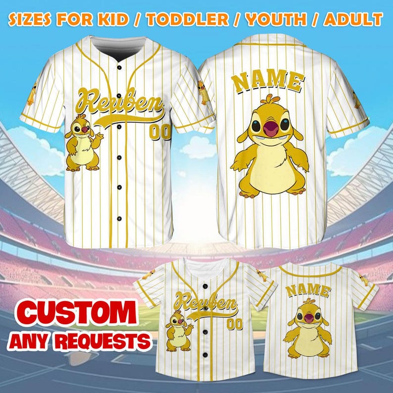 Puede incluir: Jersey de b&eacute;isbol blanco con rayas doradas y un personaje de dibujos animados de Stitch. El jersey tiene un nombre y un n&uacute;mero en la parte delantera y trasera. El texto en la parte delantera dice "Reuben 00" y el texto en la parte trasera dice "NAME".