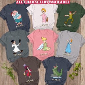 Puede incluir: Un conjunto de diez camisetas con diferentes personajes de Disney, incluyendo Peter Pan, el Capitán Garfio, Campanita y Wendy. Cada camiseta es de un color diferente y tiene un diseño único. Las camisetas están disponibles en una variedad de tallas.
