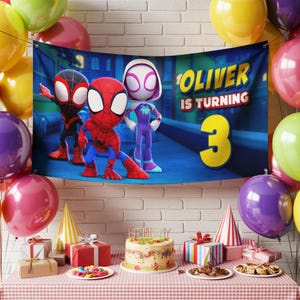 K&ouml;nnte beinhalten: Eine Geburtstagsparty-Szene mit einem Banner mit Zeichentrickfiguren und dem Text "Oliver wird 3". Die Szene umfasst Luftballons, einen Kuchen, Geschenke und Partyh&uuml;te und schafft eine festliche Atmosph&auml;re. Das Banner zeigt Spider-Man-Charaktere.