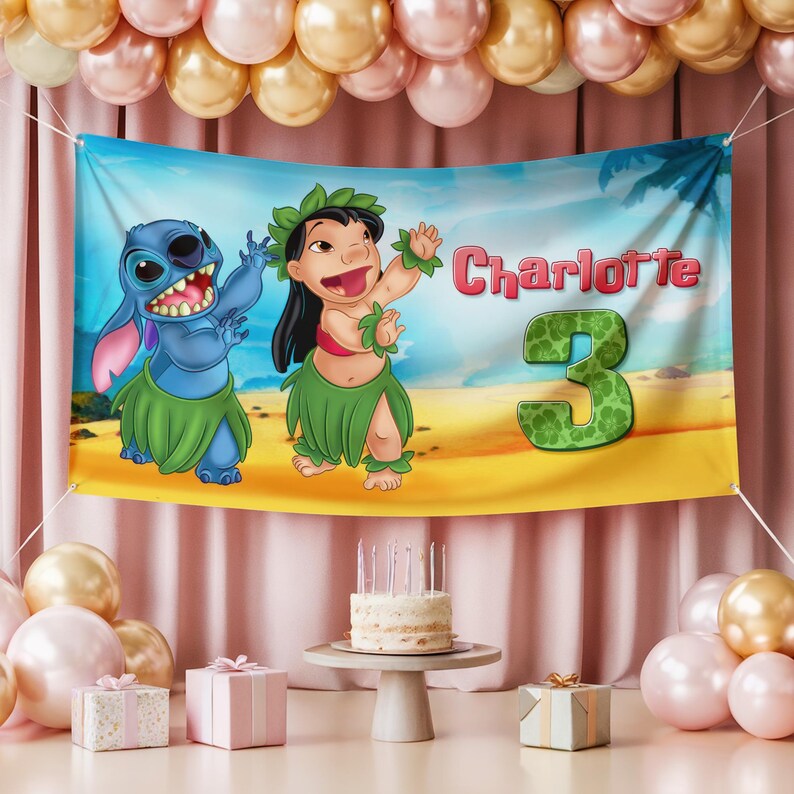 Pu&ograve; includere: Un banner di compleanno con i personaggi Stitch e Lilo del film d'animazione Lilo & Stitch, con il nome "Charlotte" e il numero "3". Lo striscione &egrave; ambientato su uno sfondo di spiaggia con palme. La scena &egrave; decorata con palloncini e una torta.