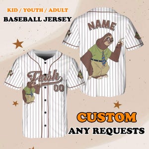 Puede incluir: Un jersey de b&eacute;isbol blanco con rayas marrones. La parte delantera del jersey tiene un perezoso de dibujos animados con una camisa verde y una corbata. El texto "Flash 00" est&aacute; en el jersey. La parte posterior del jersey tiene el texto "NAME". El jersey est&aacute; disponible en tallas de ni&ntilde;o, joven y adulto.