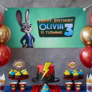 Puede incluir: Una escena de fiesta de cumplea&ntilde;os con una pancarta que presenta un conejo de dibujos animados y el texto "Happy Birthday Olivia is Turning 3". La mesa tiene un pastel con un dise&ntilde;o de rayo, cupcakes y decoraciones tem&aacute;ticas de superh&eacute;roes.