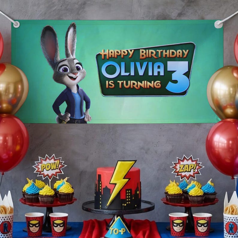 Puede incluir: Una escena de fiesta de cumplea&ntilde;os con una pancarta que presenta un conejo de dibujos animados y el texto "Happy Birthday Olivia is Turning 3". La mesa tiene un pastel con un dise&ntilde;o de rayo, cupcakes y decoraciones tem&aacute;ticas de superh&eacute;roes.