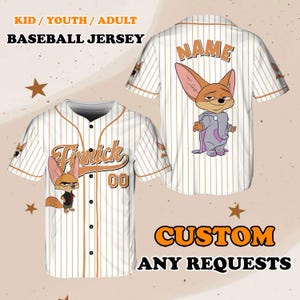 Puede incluir: Camiseta de b&eacute;isbol blanca con rayas marrones, con un zorro de dibujos animados con pijama. La camiseta tiene el texto "Finnick 00" en la parte delantera y "NAME" en la parte posterior. El texto "CUSTOM ANY REQUESTS" se muestra debajo de la camiseta.