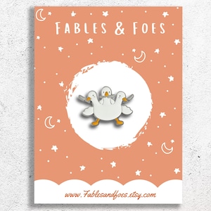 Stabby Gans mit drei Köpfen, Emaille Pin mit Messer | Niedliche entzückende Enten Tier Pin | Dark Humor Brosche | Vogel Brosche für Taschen, Jacken