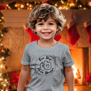 Kinder T-Shirt Lifestyle Mockup Athletic Heather Bella+Canvas 3001T Jungen Kleinkind Modell in Crewneck Jersey Weihnachtsbaum Winterurlaub Mock