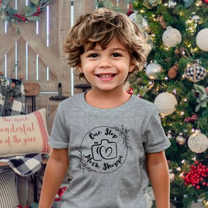 Kinder T-Shirt Lifestyle Mockup Athletic Heather Bella+Canvas 3001T Jungen Kleinkind Modell in Crewneck Jersey Weihnachtsbaum Winterurlaub Mock