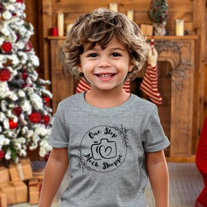 Kinder T-Shirt Lifestyle Mockup Athletic Heather Bella+Canvas 3001T Jungen Kleinkind Modell in Crewneck Jersey Weihnachtsbaum Winterurlaub Mock