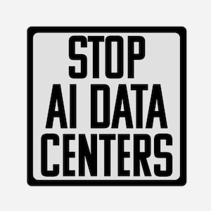 Op de afbeelding: Een vierkant bord met een lichtgrijze achtergrond en een dikke zwarte rand. De tekst STOP AI DATA CENTERS is in vette, zwarte, schreefloze hoofdletters in drie regels gecentreerd. Het ontwerp is strak, contrastrijk en grafisch.