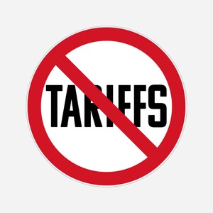 Könnte beinhalten: Ein rundes weißes Schild mit rotem Rand und roter Diagonale. In der Mitte des Schildes steht das Wort "TARIFFS" in fetten schwarzen Buchstaben.