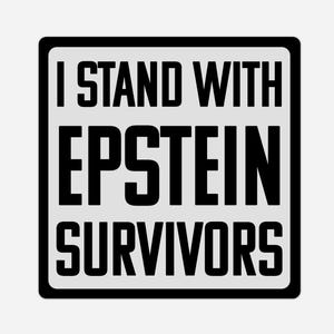 Könnte beinhalten: Ein quadratischer Aufkleber mit schwarzem Rand und weißem Hintergrund. Der Text "I STAND WITH EPSTEIN SURVIVORS" ist in fetten, schwarzen Großbuchstaben gedruckt.