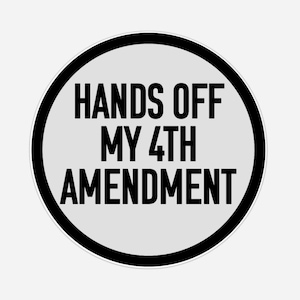 Può includere: Un adesivo rotondo con sfondo grigio chiaro e bordo nero. Il testo "HANDS OFF MY 4TH AMENDMENT" è stampato in grassetto nero.