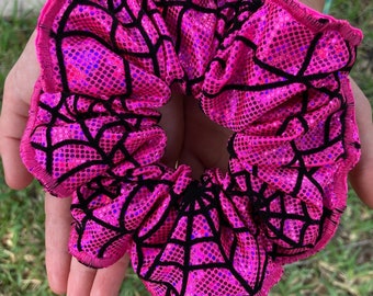 Gumka do włosów Halloween Scrunchie New Hair Tie, ręcznie robiona, różowa, metaliczna, holograficzna, potłuczone szkło, brokatowa pajęczyna, spandex. Rozmiar: duży.