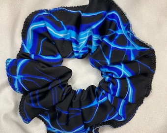 Ręcznie robiona gumka do włosów Scrunchie New UV Neon Glow Blue Lightning Nylon Spandex. Rozmiar: duży.