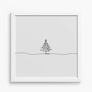Puede incluir: Una impresión artística minimalista enmarcada con un dibujo lineal continuo de un árbol de Navidad. La obra de arte está en negro sobre un fondo blanco, con una simple estrella en la parte superior. El marco es blanco.