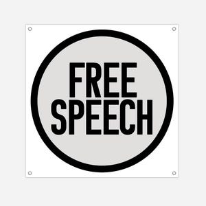 Può includere: Un banner quadrato bianco con la scritta "FREE SPEECH" in grassetto nero all'interno di un cerchio grigio chiaro, incorniciato da un bordo nero spesso. Il banner ha occhielli in ogni angolo.