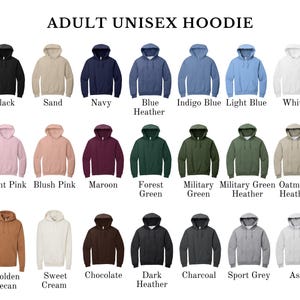 Peut inclure: Pr&eacute;sentation de sweats &agrave; capuche unisexes pour adultes, disponibles en plusieurs couleurs, dont noir, marine et rose clair. L'image pr&eacute;sente les sweats &agrave; capuche avec les noms des couleurs en dessous. Le texte "ADULT UNISEX HOODIE" est en haut.