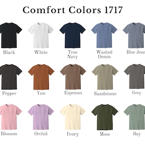 K&ouml;nnte beinhalten: Eine Sammlung von f&uuml;nfzehn kurz&auml;rmeligen T-Shirts, angeordnet in drei Reihen, mit der Aufschrift Comfort Colors 1717. Die Farben umfassen Schwarz, Wei&szlig;, Marineblau, verwaschenes Denim, Jeansblau, Pfeffer, Yam, Espresso, Sandstein, Grau, Bl&uuml;te, Orchidee, Elfenbein, Moos und Bucht.
