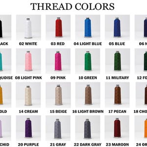 Puede incluir: Una carta de colores que muestra 24 colores de hilo, cada uno etiquetado con un n&uacute;mero y un nombre de color. Los colores van desde el negro, blanco y rojo hasta el turquesa, rosa y dorado. El texto "THREAD COLORS" est&aacute; en la parte superior.