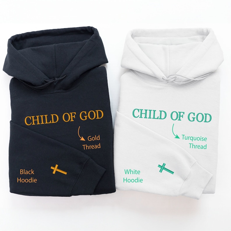 Op de afbeelding: Twee hoodies, een zwarte en een witte, met de tekst "CHILD OF GOD" geborduurd op de voorkant. De zwarte hoodie heeft borduurwerk met gouden draad en de witte hoodie heeft borduurwerk met turquoise draad. Beide hoodies hebben een kruis geborduurd op de mouw.