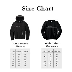 Peut inclure: Un tableau des tailles pour les sweats &agrave; capuche et les cols ras du cou unisexes pour adultes. Le tableau indique les mesures des tailles S &agrave; 3XL. Les sweats &agrave; capuche et les cols ras du cou sont noirs. Le texte "Size Chart" est en haut de l'image.