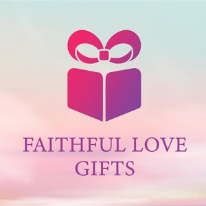 Peut inclure: Logo avec une bo&icirc;te cadeau stylis&eacute;e rose et violette orn&eacute;e d'un n&oelig;ud. Le texte &laquo;&nbsp;FAITHFUL LOVE GIFTS&nbsp;&raquo; est affich&eacute; en dessous, dans une nuance de violet assortie, sur un fond d&eacute;grad&eacute; doux.