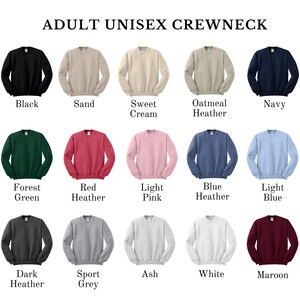 Puede incluir: Una exhibici&oacute;n de sudaderas unisex para adultos en varios colores, incluyendo negro, arena, crema dulce, avena jaspeado y azul marino. Otros colores son verde bosque, rojo brezo, rosa claro, azul jaspeado, azul claro, gris oscuro, gris deportivo, ceniza, blanco y granate.